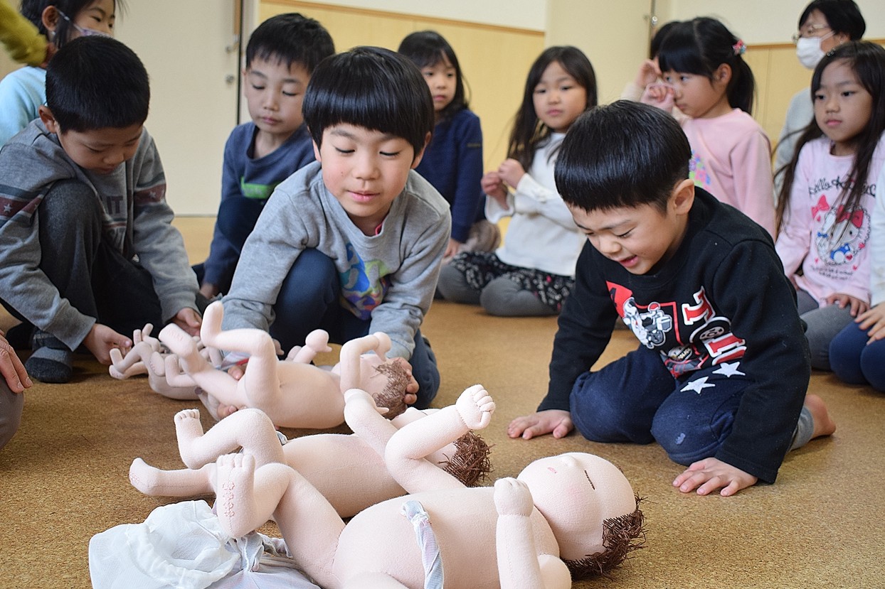 胎児人形に触れる子どもたちの様子