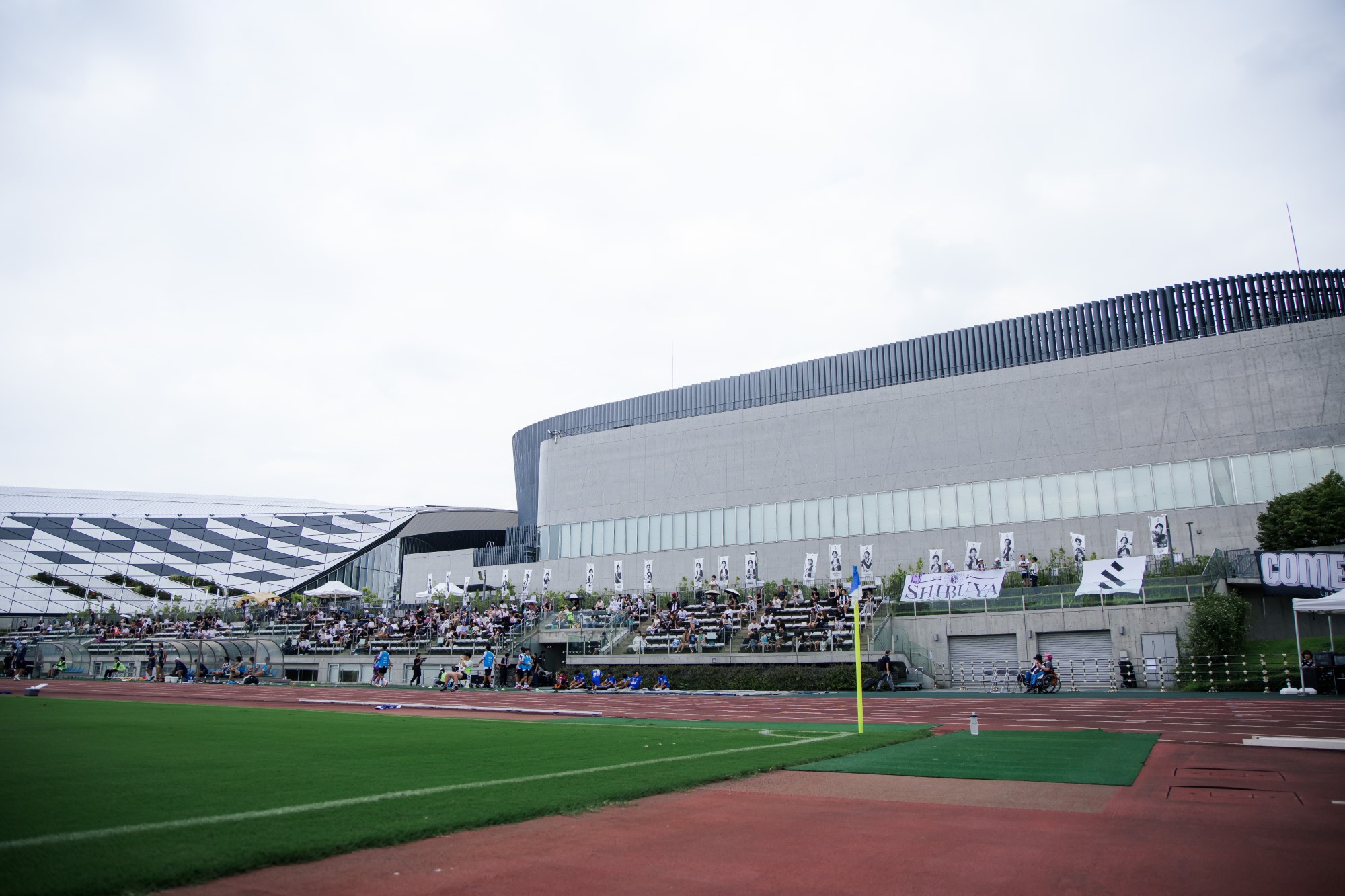 試合中のグラウンドと、その奥にスタンド席が見える