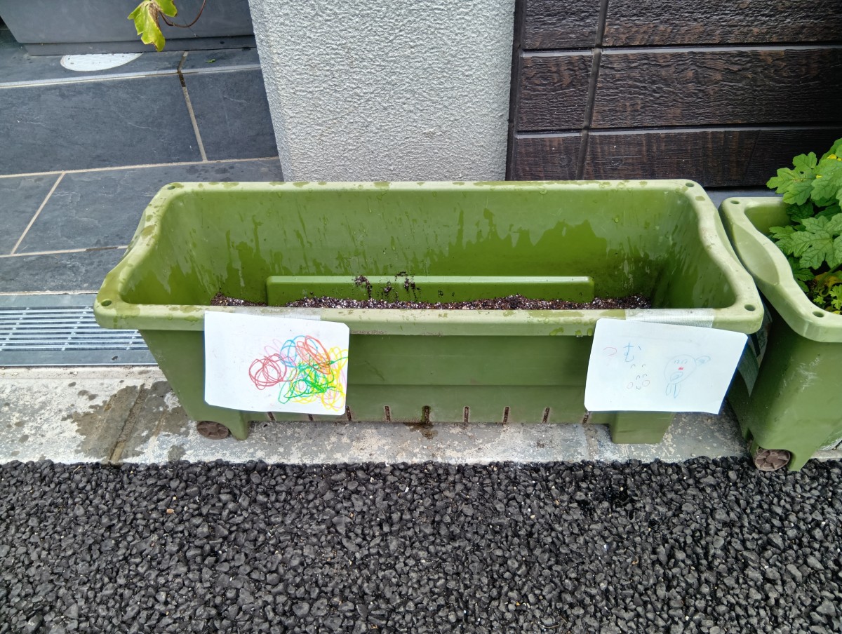 土を入れて「つむぎ」の紙を張り付けたプランター