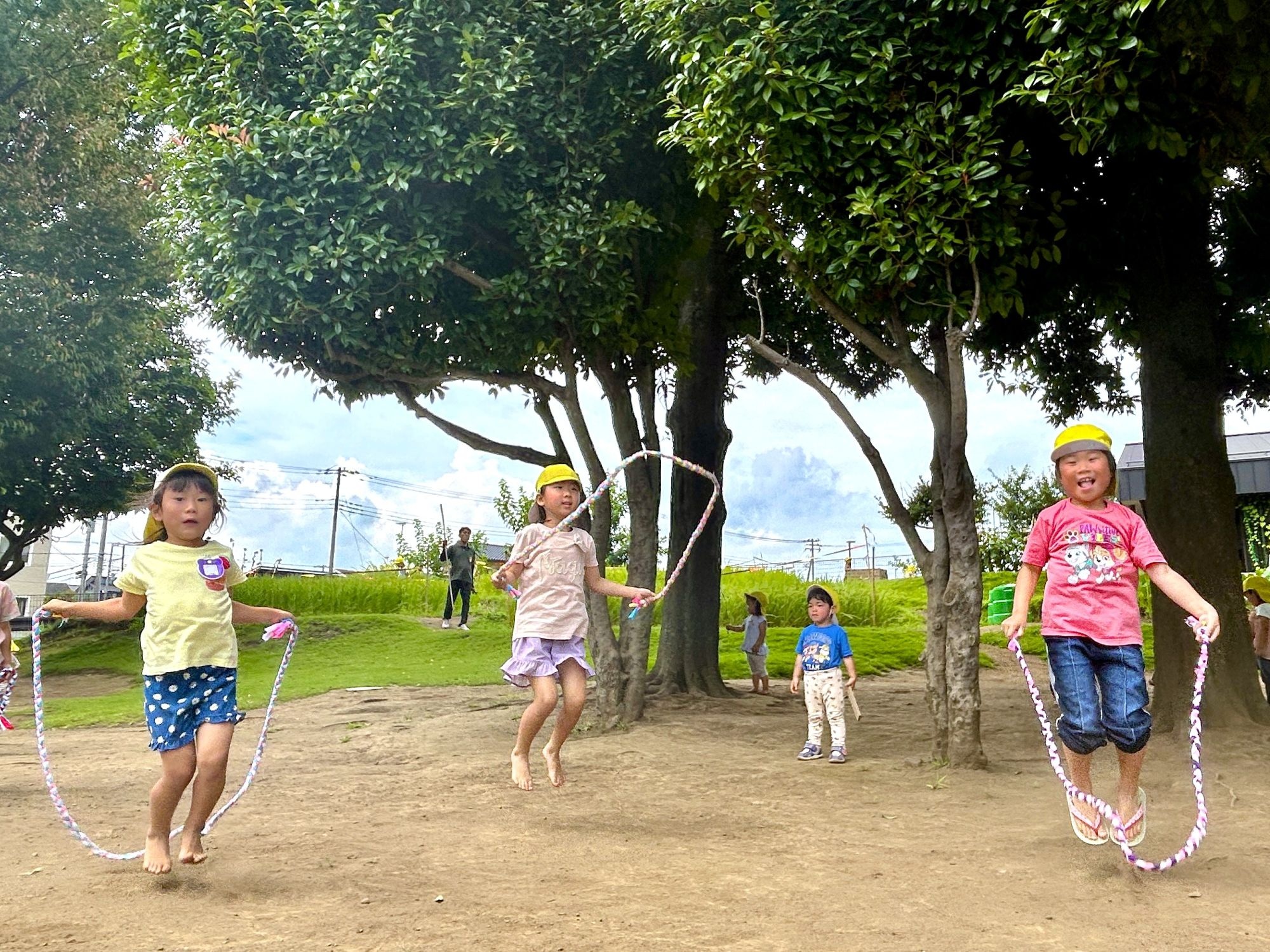 園庭で縄跳びをする子どもたち