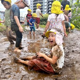 全身泥だらけで遊ぶ子どもたち