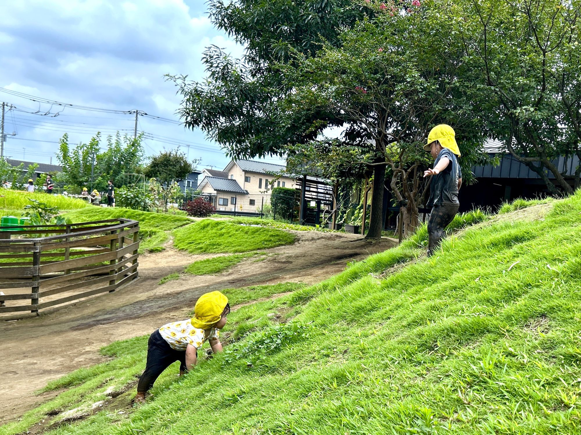 築山で遊ぶ子ども
