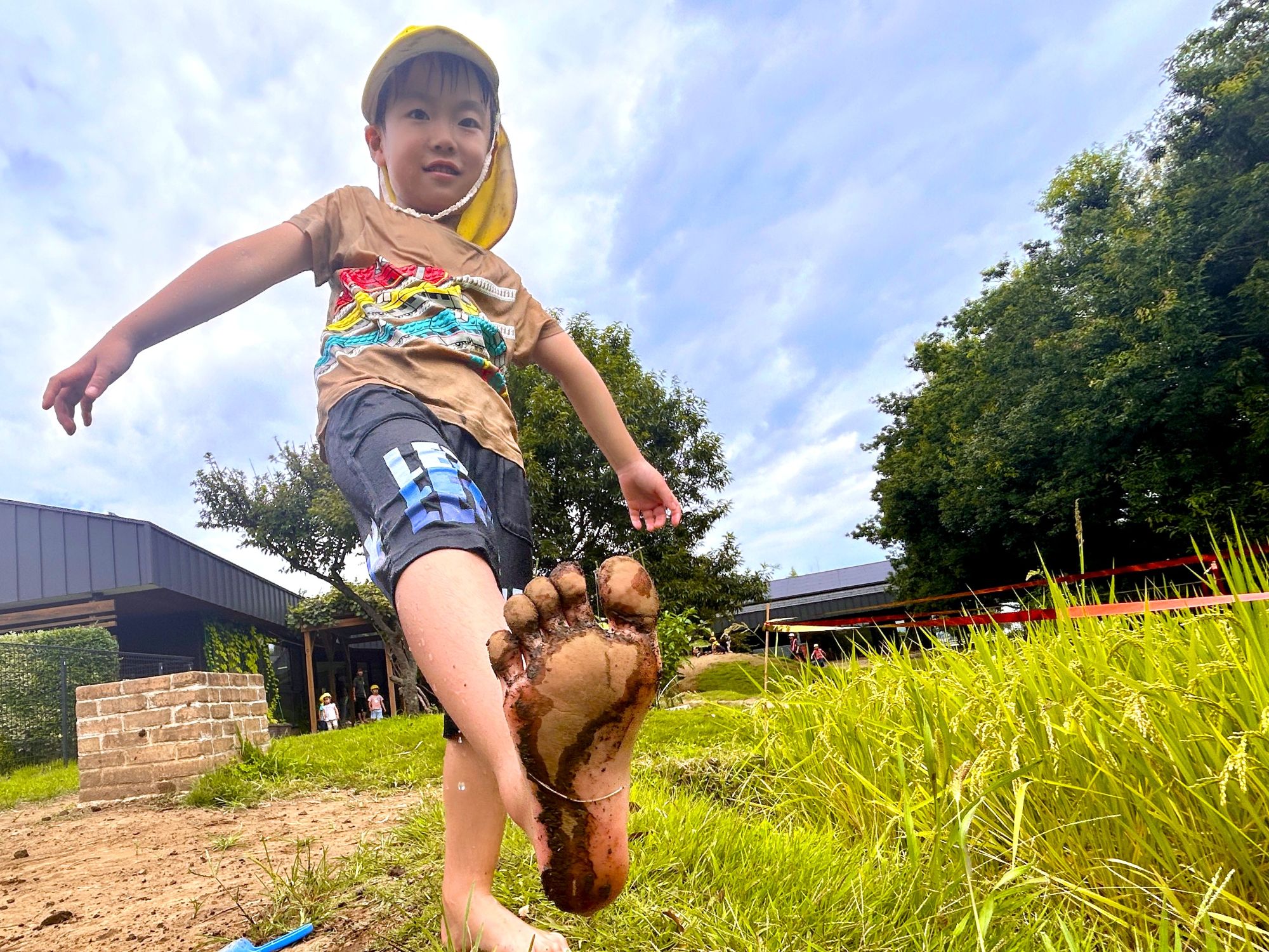 足裏を見せてくれる子ども