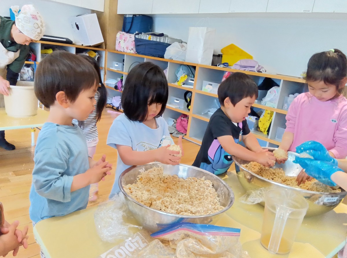 子どもたちは両手を使って味噌玉を丸めている