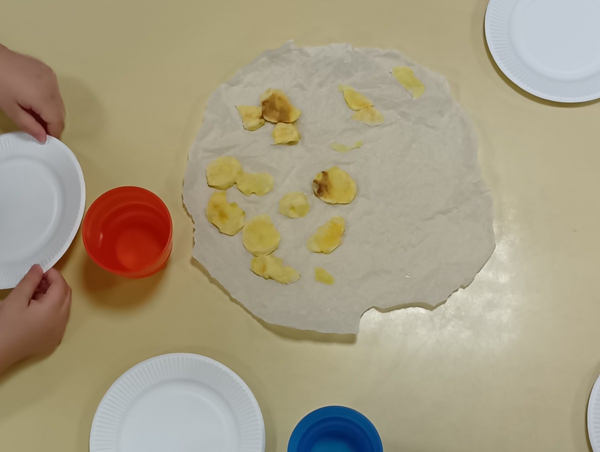 電子レンジが加熱した薄いじゃがいも