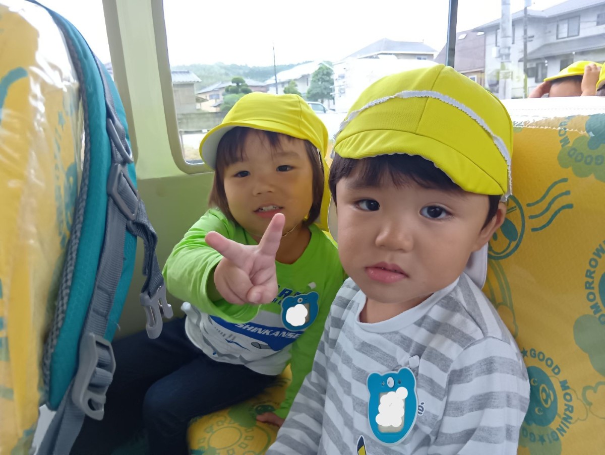 バスに乗っている子どもたち
