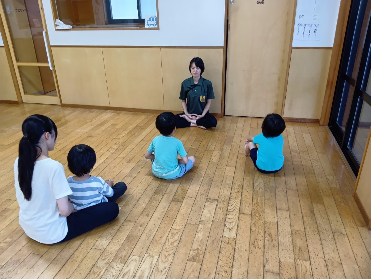 保育室では、スタッフと子どもたちが座禅をしている