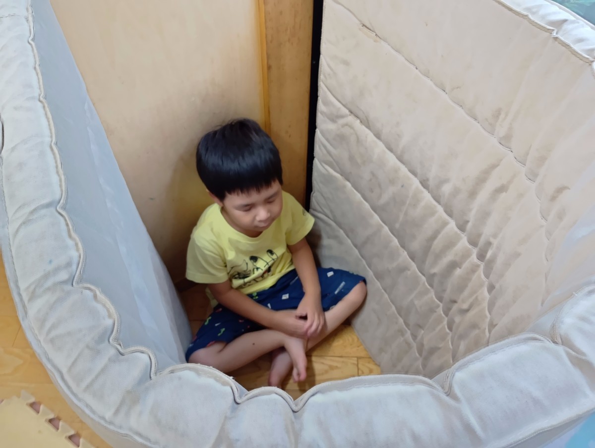 保育室の隅では、マットの壁を作った中で一人の子どもが座禅をしている