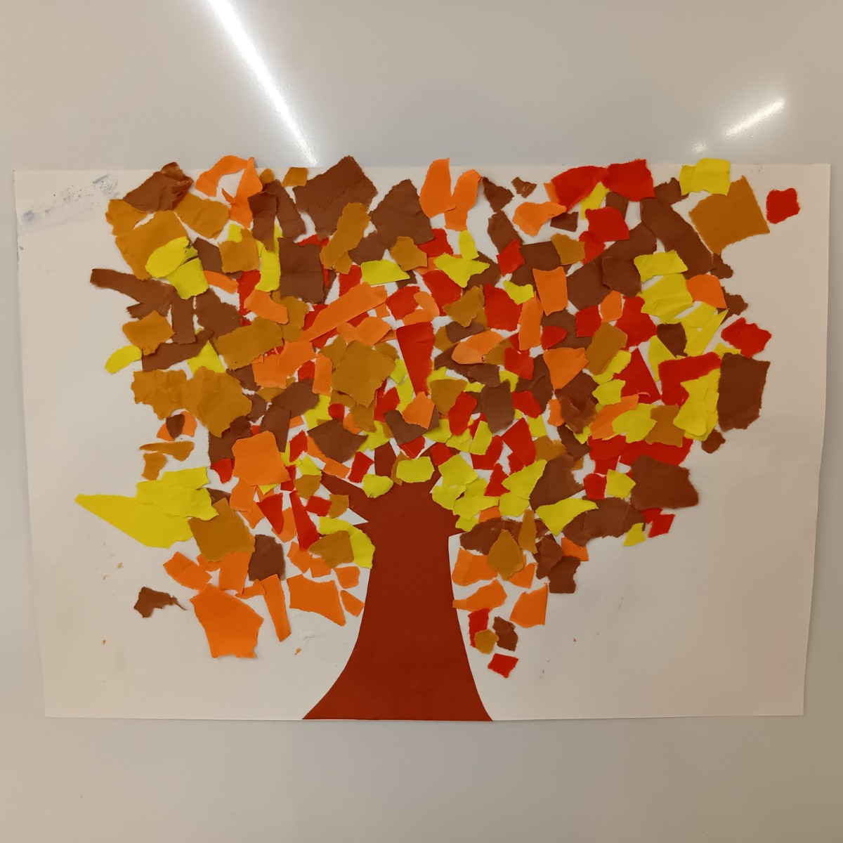 紅葉した木の制作物