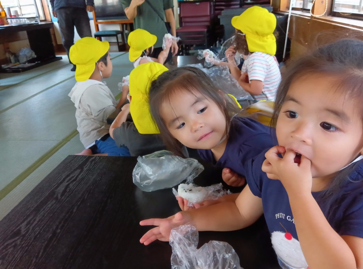 屋形船の中で、子どもたちはおにぎりを食べている