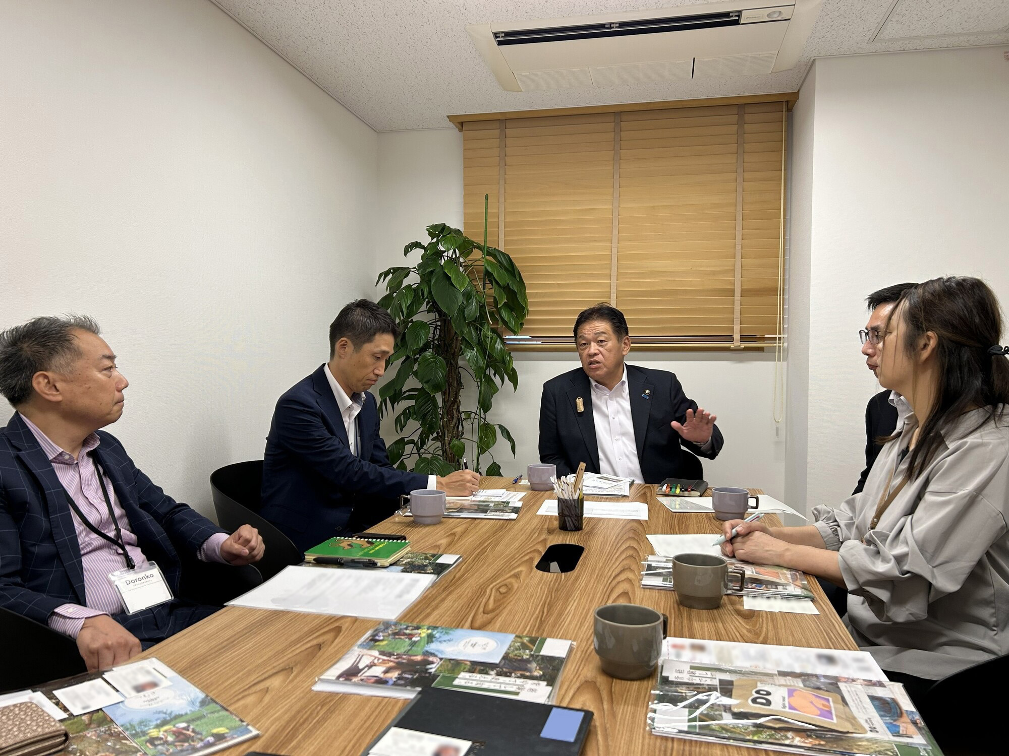 室内で意見交換をする様子