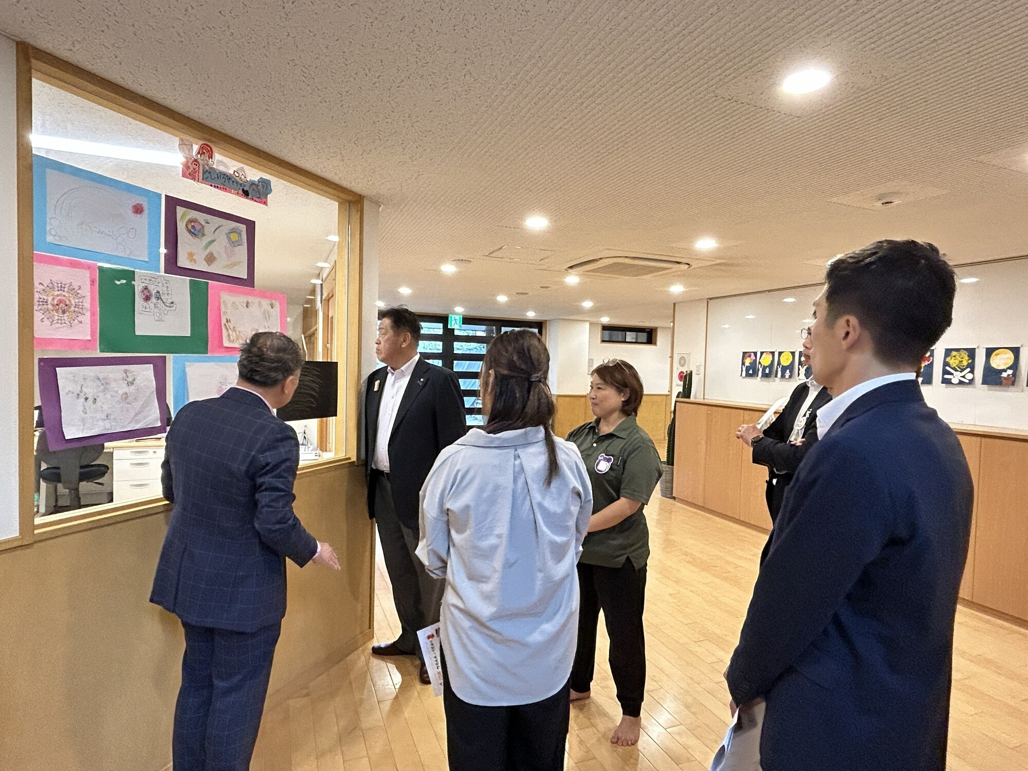 廊下側から職員室を覗く林市長