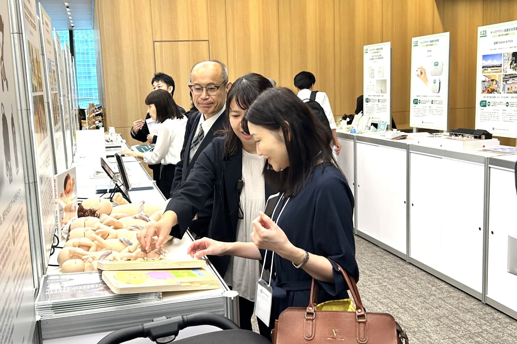 ブースで教材を手に取る様子