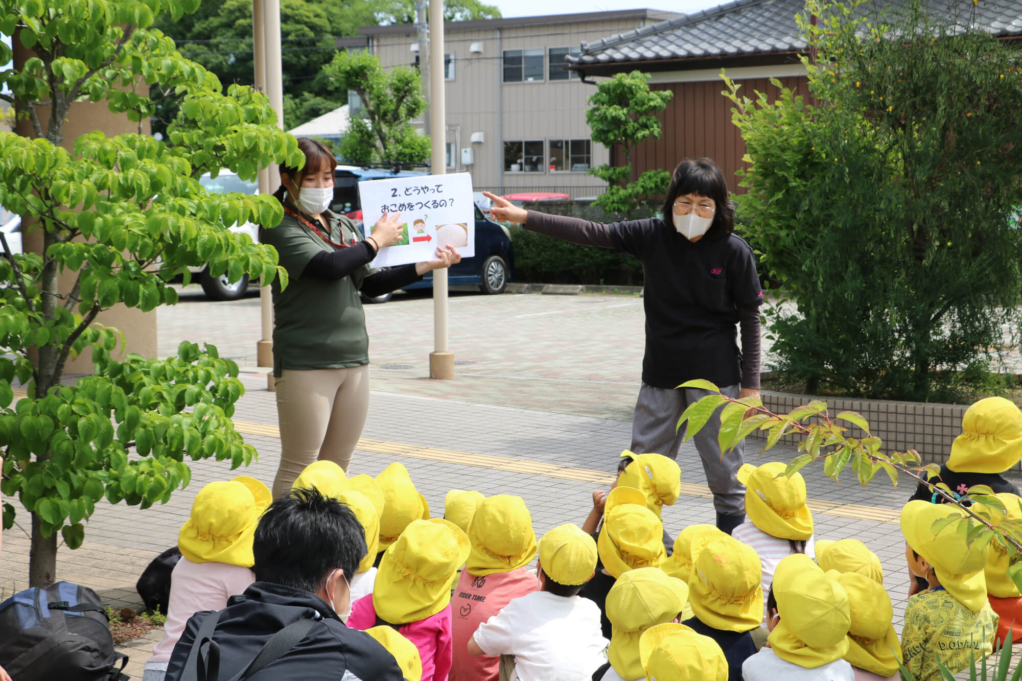 子どもたちの質問に答える豊田さん