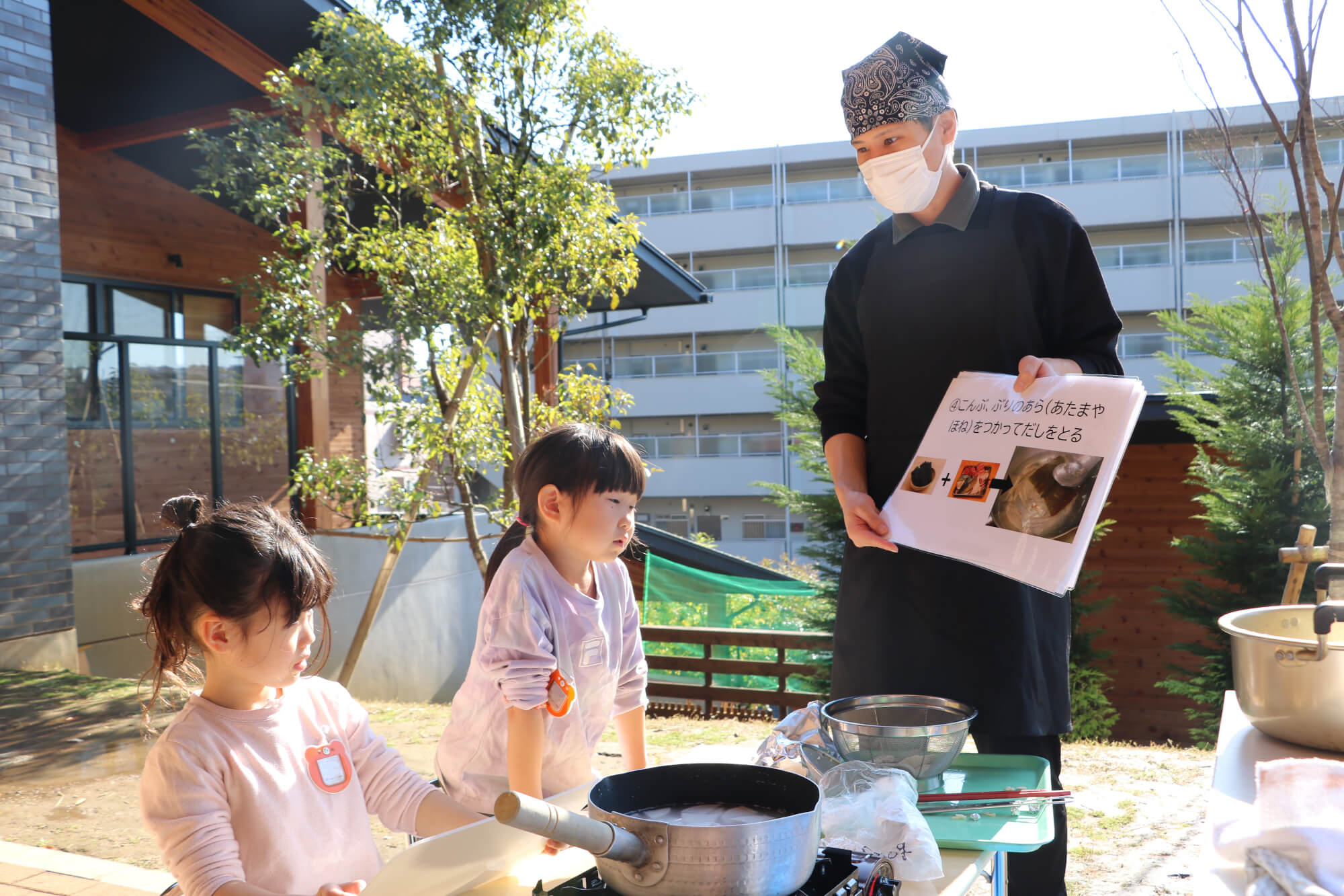 子どもたちとブリ大根の調理手順を確認する川田さん