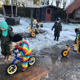 三輪車で遊ぶデンマークの子ども達