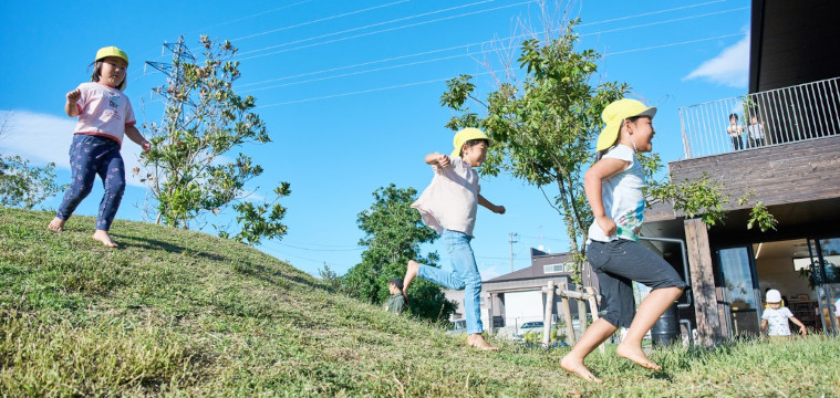 園庭を駆け回る子どもたち