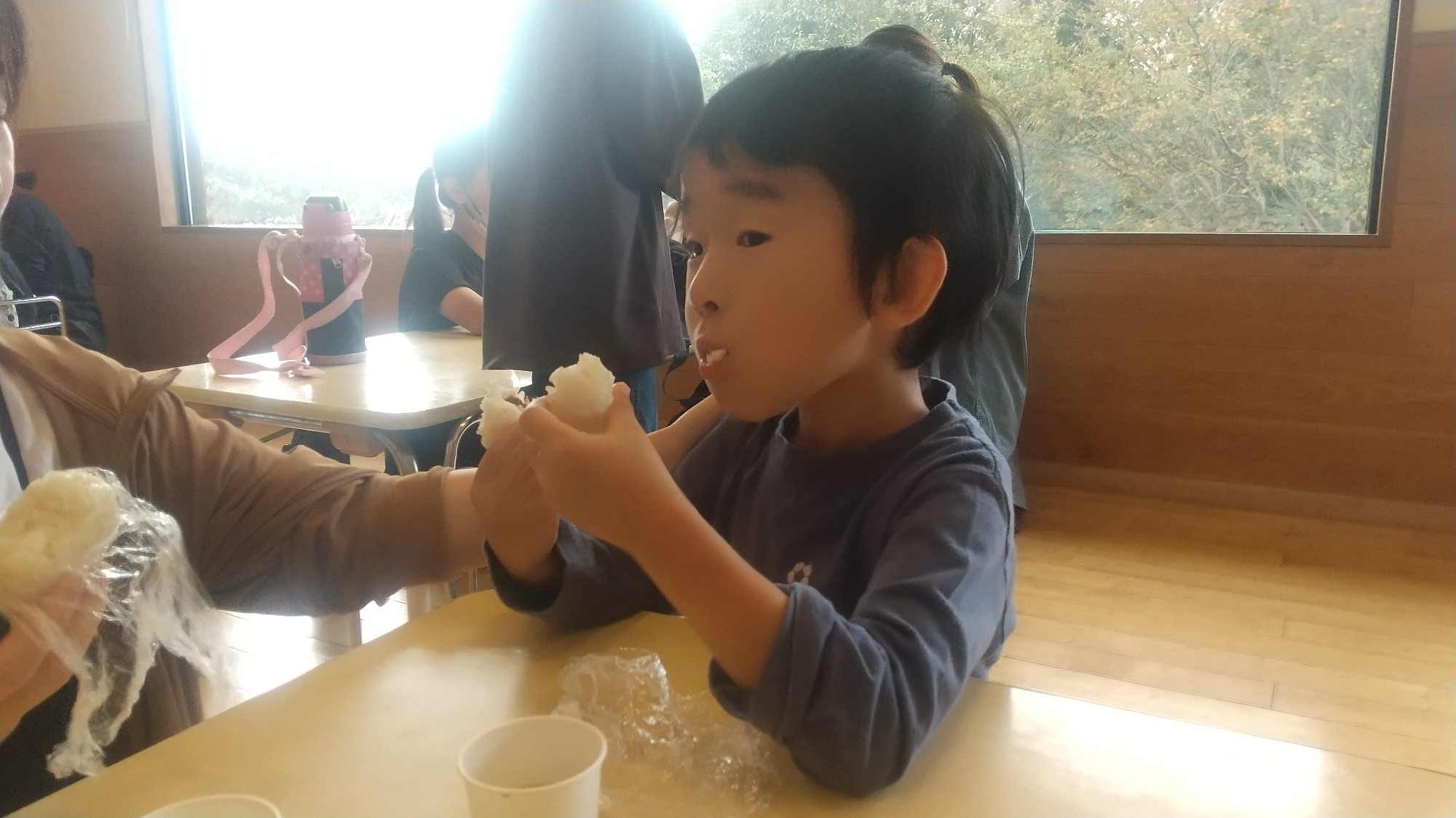 おにぎりを食べる子ども