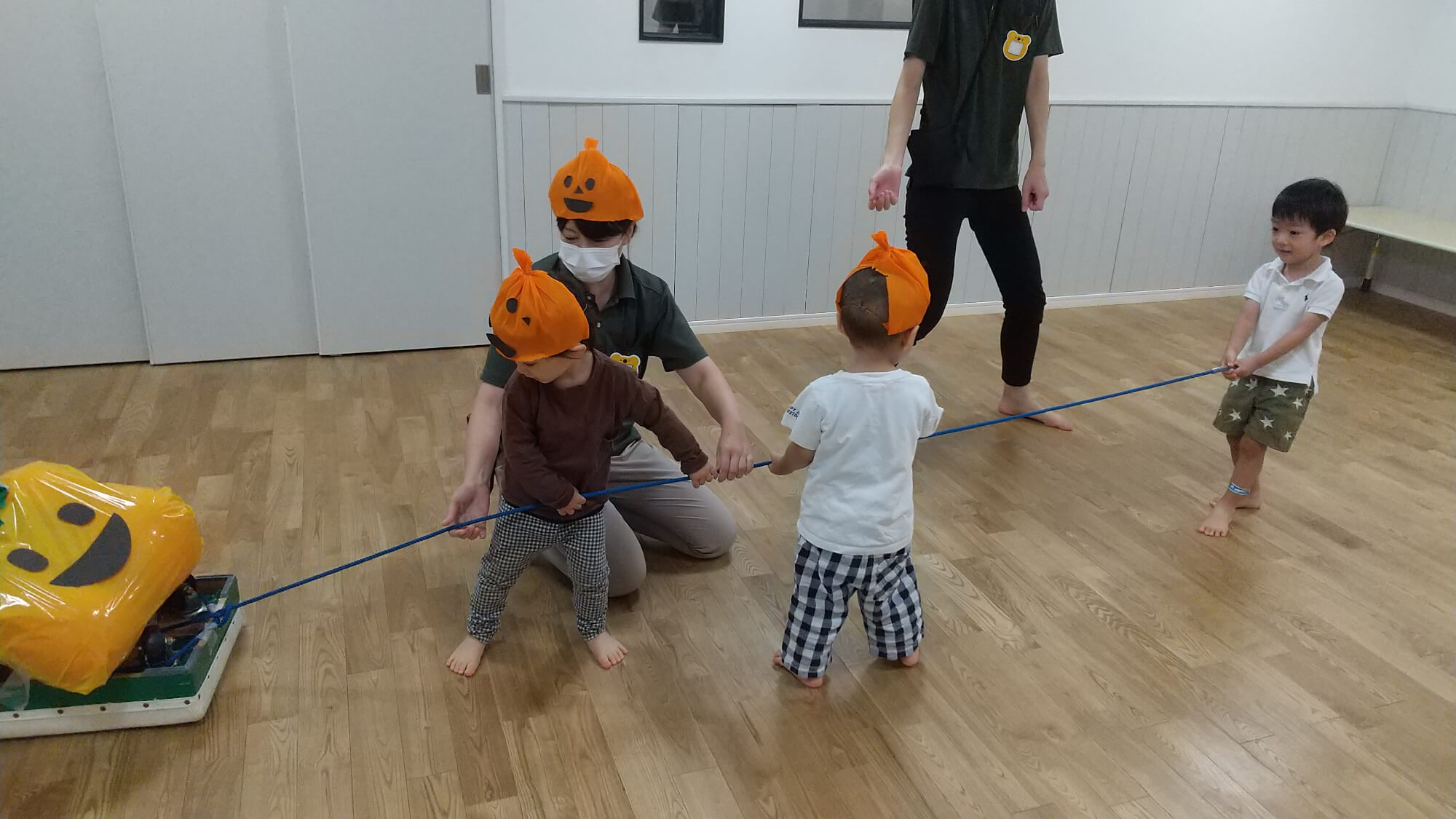 かぼちゃを引っ張って遊ぶ子どもたち