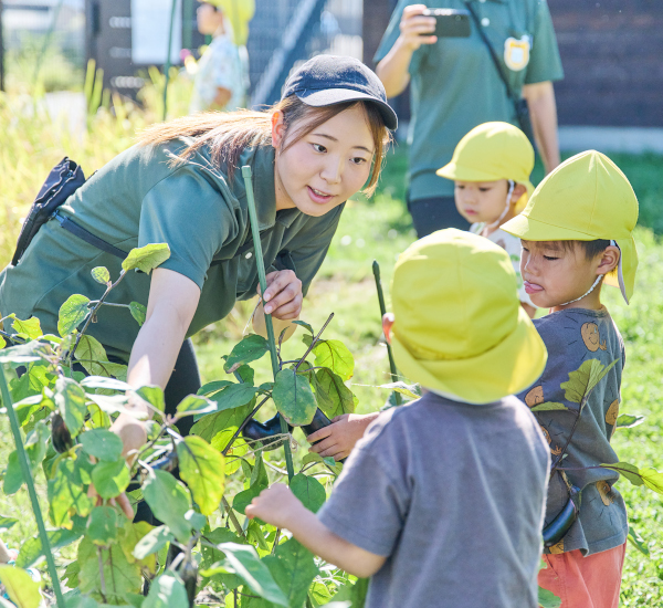 スタッフと畑仕事をする子どもたち