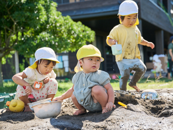泥遊びを楽しむ子どもたち
