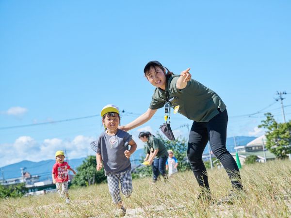 戸外で思い切り遊ぶ子どもたち